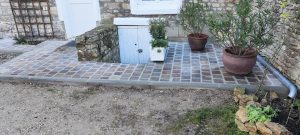 Pose de pavé terrasse Pascale Allienne Bâtiment Entreprise générale du bâtiment à Puiseaux dans le Loiret.