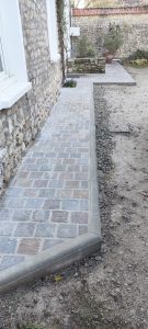 Pose de pavé chemin Pascale Allienne Bâtiment Entreprise générale du bâtiment à Puiseaux dans le Loiret.